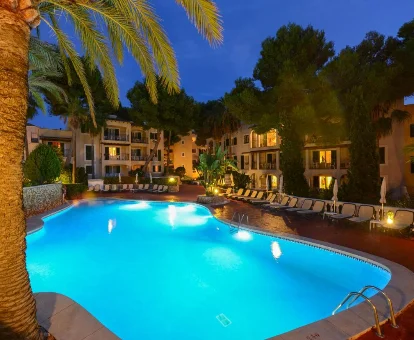 Foto de la piscina que se encuentra en el patio del Aparthotel Ona Cala Pi Club 
