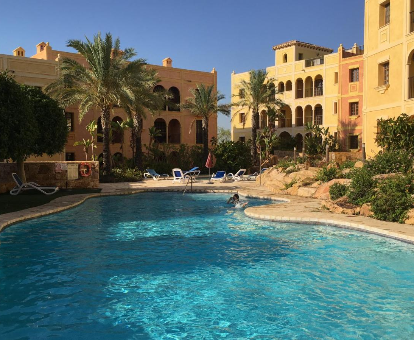 Foto de la piscina comunitaria que se encuentra en el casa-jacuzzi-apt-lujo-desert-springs-golf-resort