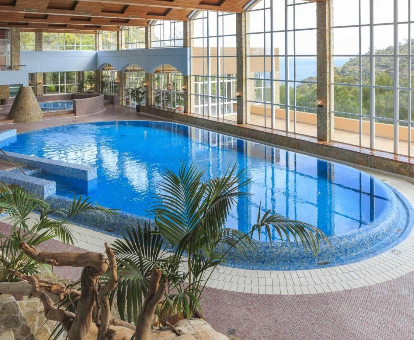 Foto de la piscina cubierta y el jacuzzi que se encuentra en Arenas Resort Giverola
