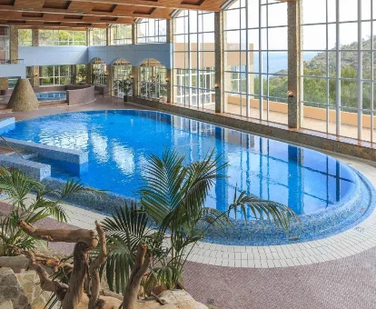 Foto de la piscina cubierta y el jacuzzi que se encuentra en Arenas Resort Giverola 
