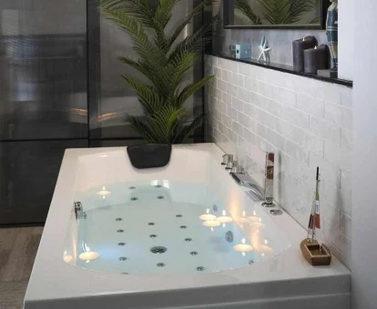 Foto de la bañera de hidromasaje con velas del Atico Lujo Costa Vasca Bilbao terraza mar yacuzzi