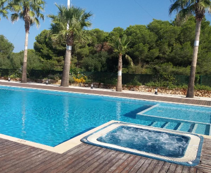 Foto de la piscina con jacuzzi de la casa Ático Playa Santandria con Piscina y Wifi 