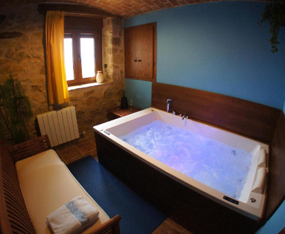 Foto de la estancia con bañera de hidromasaje que se encuentra en la casa Balcón De Ares