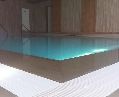 Foto de la piscina cubierta que se encuentra en el Balneario Casa Pallotti
