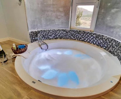 Foto del jacuzzi redondo que se encuentra en la casa rural Bella Luna