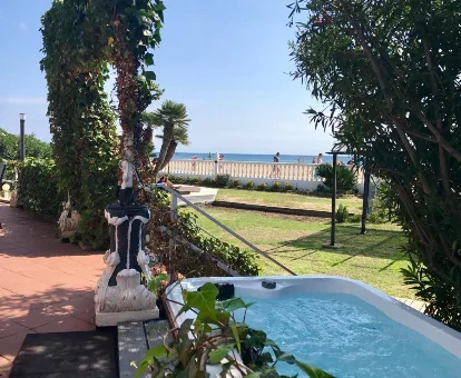 Foto del jacuzzi que se encuentra en el jardín con vistas al mar de la vila Boutique home the beach 
