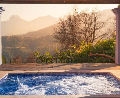 Foto de la piscina de hidromasaje que se encuentra en el Boutique Hotel Finca el Tossal - Adults Only