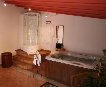 Foto del jacuzzi y la ducha tubular que se encuentra en el Boutique Hotel Sa Galera 
