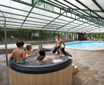 Foto del jacuzzi que se encuentra en la zona de bienestar del camping Bungalows Peña Montañesa