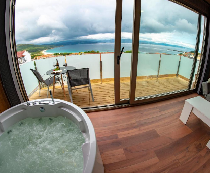 Foto de la bañera de hidromasaje con vistas al mar de las Cabañas Fisterra