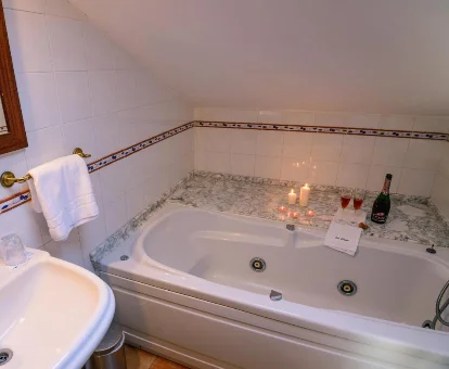Foto del jacuzi con velas para una velada romántica en la casa rural Cai Llope 
