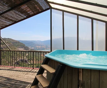 Foto del jacuzzi que se encuentra en la terraza de la casa Cal Foraster - Rural Vacation Home 
