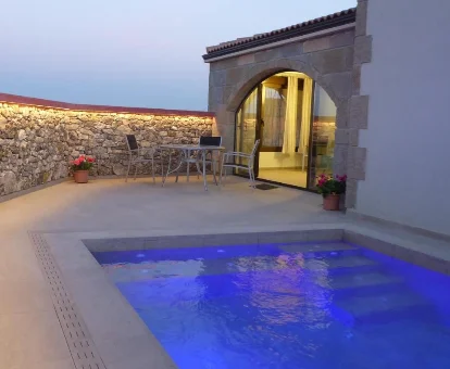 Foto de la piscina que se encuentra en el patio de la casa rural Cal Maso