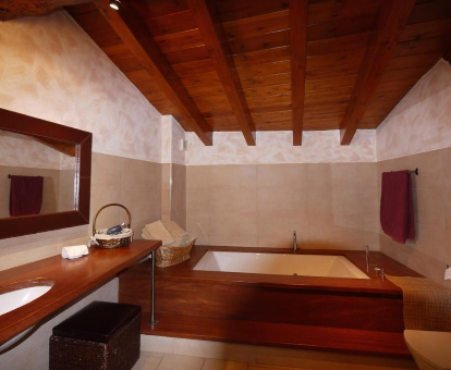 Foto de la bañera de hidromasaje que se encuentra en la casa rural Cal Mateuet