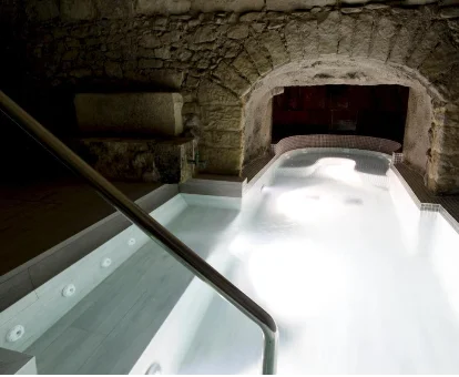Foto de la piscina cubierta tipo cueva de la casa Cal Miqueló 1778 
