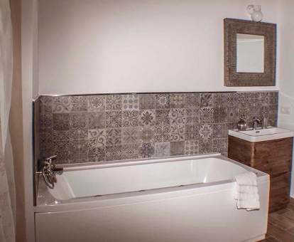 Foto de la bañera de hidromasaje que se encuentra en el baño de la casa rural Cal Pastisser de Taús 
