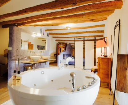 Foto de la bañera de hidromasaje que se encuentra en la casa rural Cal Pau Cruset 
