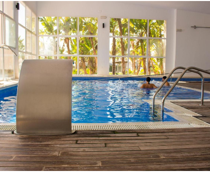 Foto del spa con piscina cubierta que se encuentra en el Camping Lo Monte