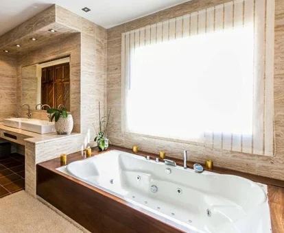 Foto de la gran bañera de hidromasaje que se encuentra en la casa Can Alma 