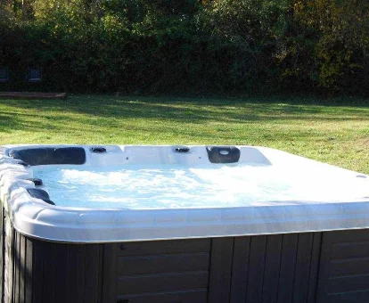 Foto del jacuzzi que se encuentra en el jardín de los apartamentos Can Cruanyes 
