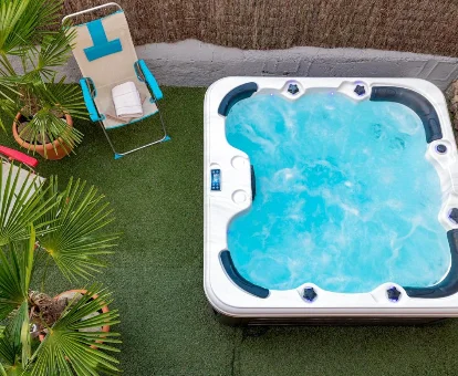Foto del jacuzzi exterior en el jardín que se encuentra en la casa Can Font con Jacuzzi 
