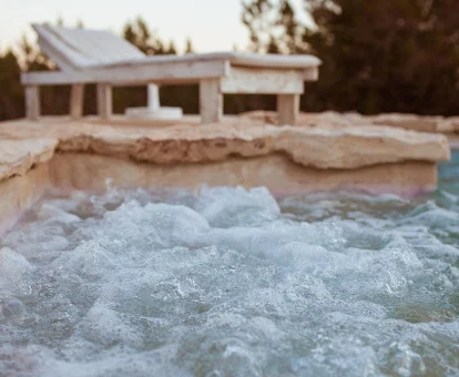 Foto de la piscina de hidromasaje con tumbonas de la casa Can Guasch 
