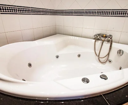 Foto de la bañera de hidromasaje que se encuentra en la casa rural Can Mau