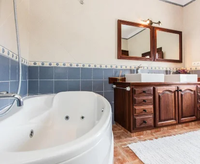 Foto de la bañera de hidromasaje de Can Rosa Ibiza, private pool, 10 minutes from the beach 
