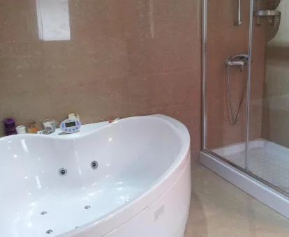 Foto de la bañera de hidromasaje de la casa Cangas Relax En Grupo