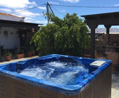 Foto del jacuzzi exterior de la Casa Abuelo Rafael