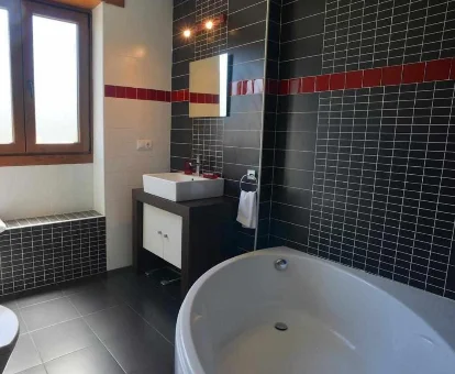 Foto de la bañera de hidromasaje que se encuentra en la Casa Angiz etxea 
