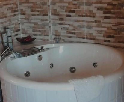Foto de la bañera de hidromasaje que se encuentra en la Casa Bella de Bolbaite