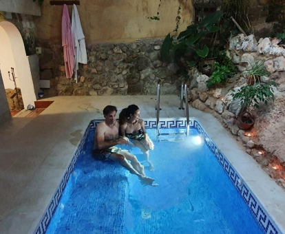 Foto de una pareja en la piscina de hidromasaje de la Casa Blanca
