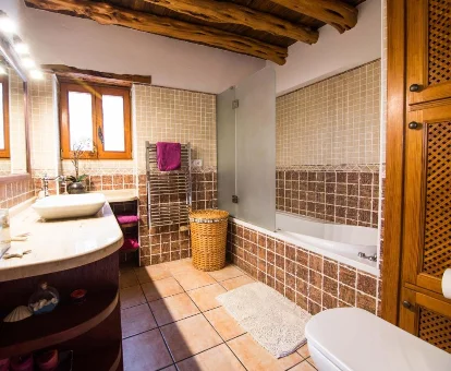 Foto de la bañera de hidromasaje  de la Casa Can Pep Cudula 
