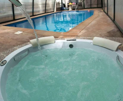 Foto de la piscina cubierta con jacuzzi y chorros de agua de la Casa Can Vila Las Marquesas 
