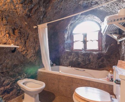 Foto de la bañera de hidromasaje de la Casa Cueva Las Margaritas