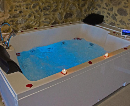 Foto de la bañera de hidromasaje con velas de la Casa das Fiadeiras de Nemiña
