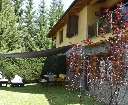 Foto del jardín y la fachada de la Casa en la Molina 
