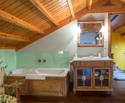 Foto de la sala con bañera de hidromasaje de la Casa de Roque