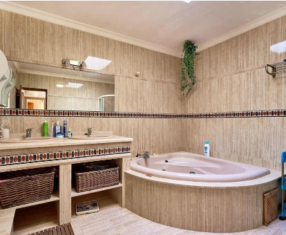 Foto del baño con jacuzzi privado de la casa-jacuzzi-casa-de-sueno-en-la-playa