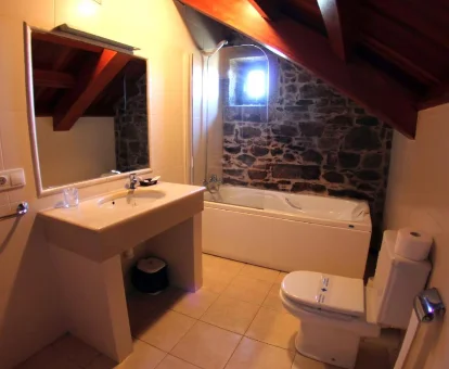 Foto del baño con bañera de hidromasaje de la Casa Do Tarela 