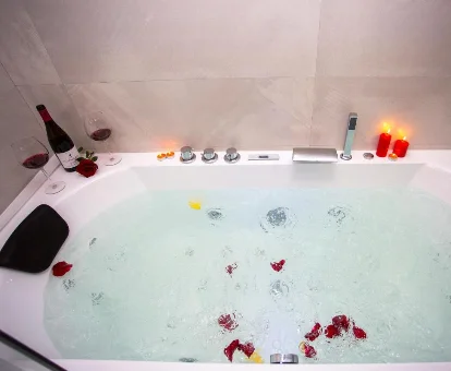 Foto de la bañera de hidromasaje que se encuentra en la Casa dos arcos