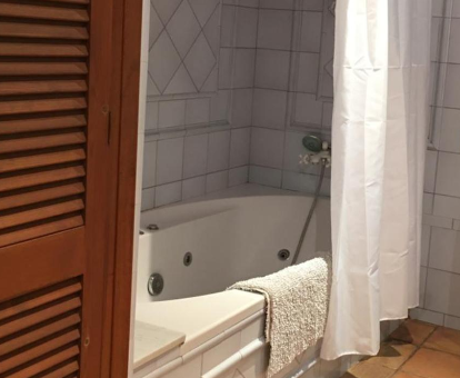 Foto de la bañera de hidromasaje que se encuentra en la Casa El Molí de Bor a Cerdanya 