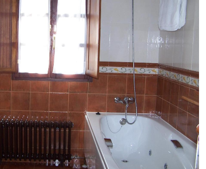Foto del baño con bañera de hidromsaje de la Casa El Trabeseo
