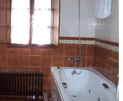 Foto del baño con bañera de hidromsaje de la Casa El Trabeseo 
