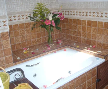 Foto de la bañera d ehidromasaje con pétalos de flores de la Casa Encarnacion 

