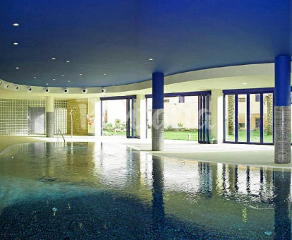 Foto del spa con piscina cubierta de la Casa Indalo