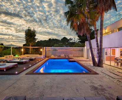 Foto de la bella piscina al atardecer de la Casa India Ibiza
