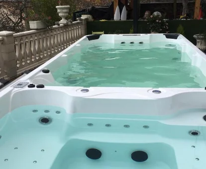 Foto del jacuzzi exterior que se encuentra en la casa julian