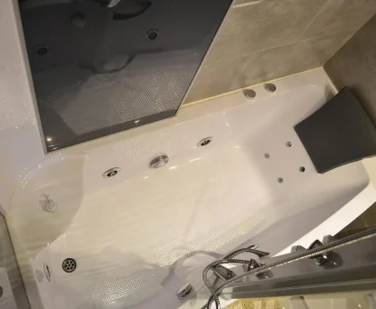 Foto de la bañera de hidromasaje que se encuentra en la Casa Nanonu, piso de lujo 3dormitorios 2baños, en casco histórico